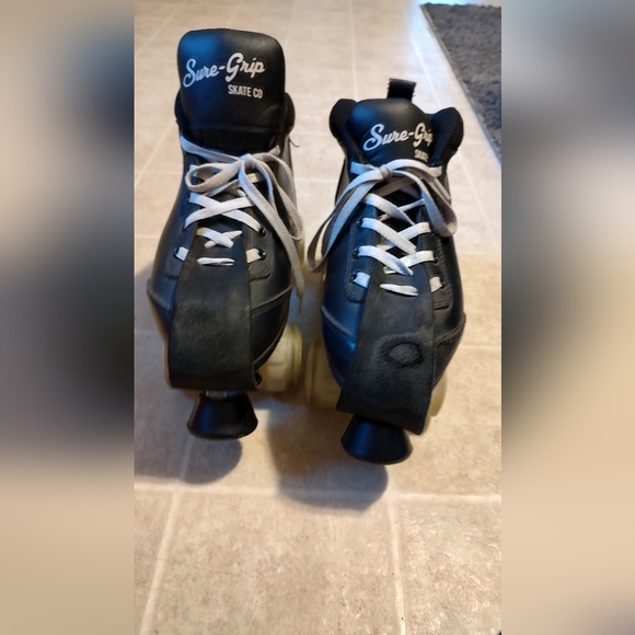 Sure-Grip Black Roller Skates Cyclone - Picture 1 of 4